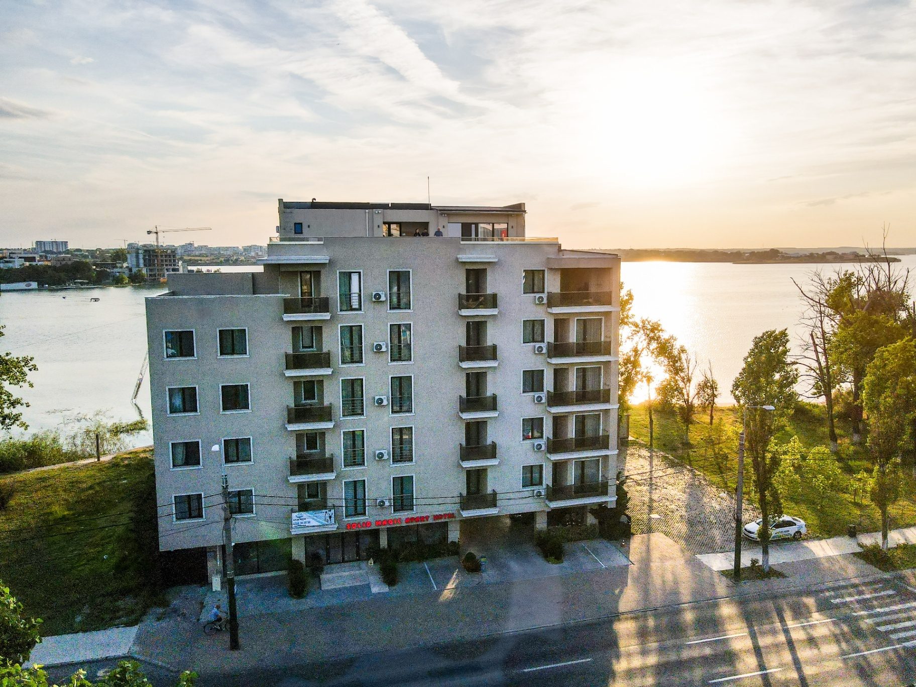 Solid Magic — vedere către lac la apus