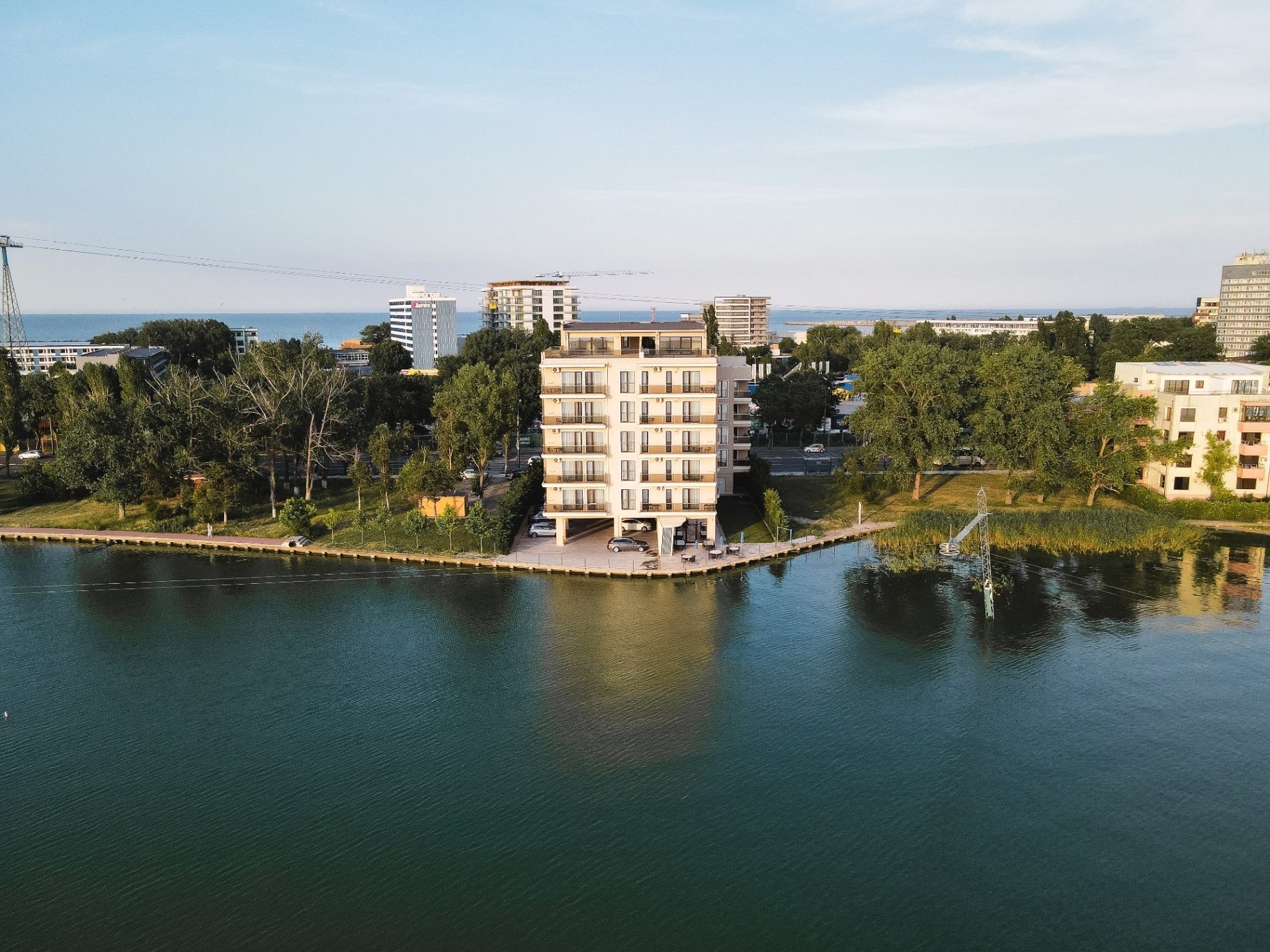 Vedere aeriană peste lac